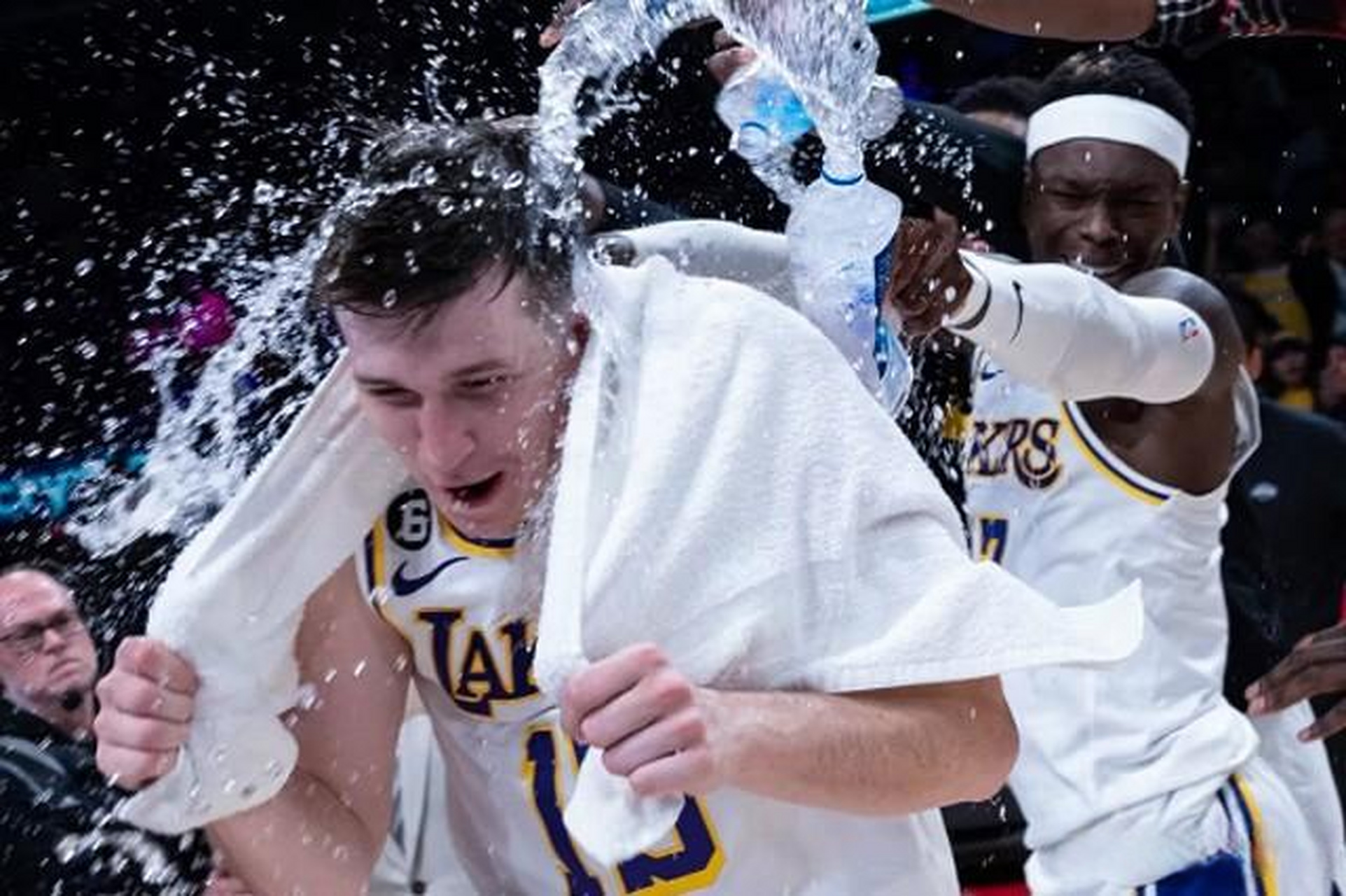 包含魔术擒下人,晋级季后赛另一轮的词条 包含魔术擒下人,晋级季后赛另一轮的词条