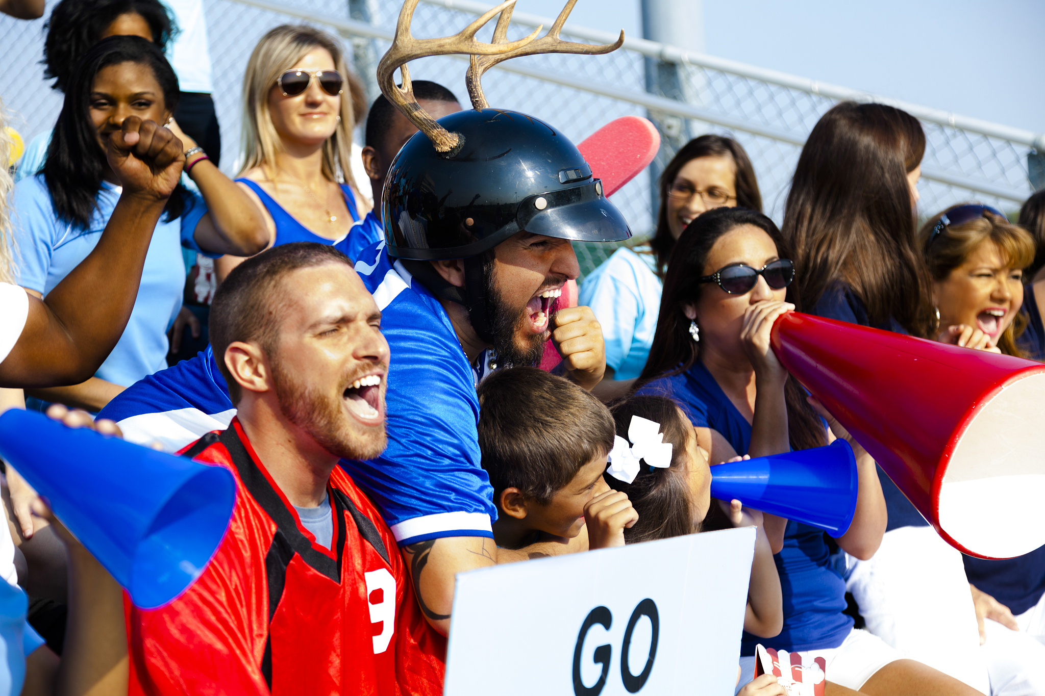 篮球比赛在国外举行，球迷热情高涨的简单介绍