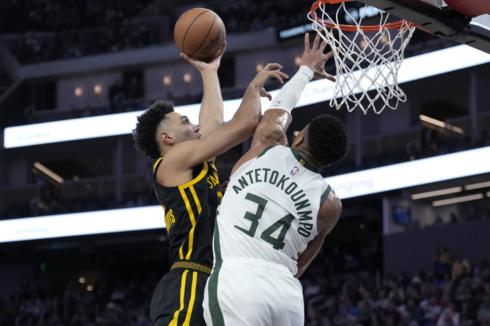 雄鹿翻盘凯尔特人,特雷杨三分雨点燃全场 雄鹿翻盘凯尔特人,特雷杨三分雨点燃全场